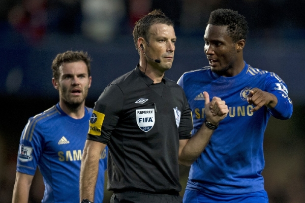 Sudí Mark Clattenburg při debatě se záložníkem Chelsea Mikelem.