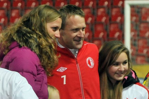 Slávistický útočník Stanislav Vlček se 23. listopadu loučil se svojí sportovní kariérou před zahájením utkání 16. kola první fotbalové ligy mezi Slavia Praha a Baník Ostrava. Pozdravit ho přišla i tenistka Petra Kvitová (vlevo).