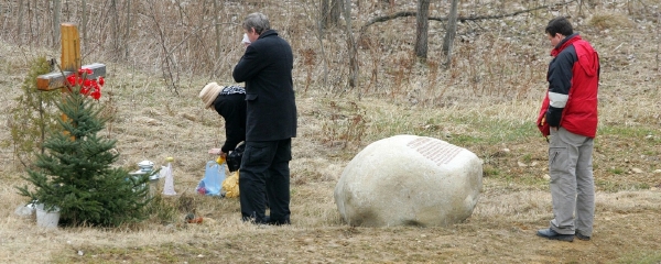 Na místě nehody nyní stojí památník.