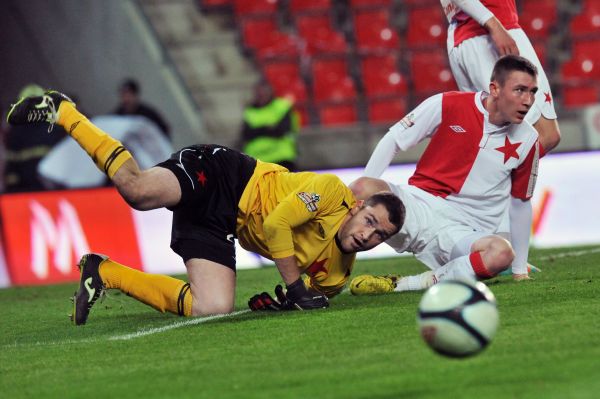 Jaromír Zmrhal ze Slavie (vpravo) a brankář Slavie Martin Berkovec.