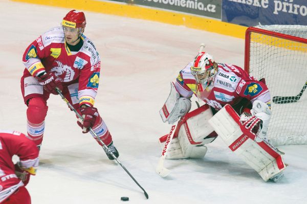 Rostislav Klesla (Třinec) před Peterem Hamerlíkem (Třinec). Rostislav Klesla (Třinec) před Peterem Hamerlíkem (Třinec).