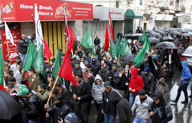 Palestinci vycházeli do ulic měst, aby podpořili Gazu.