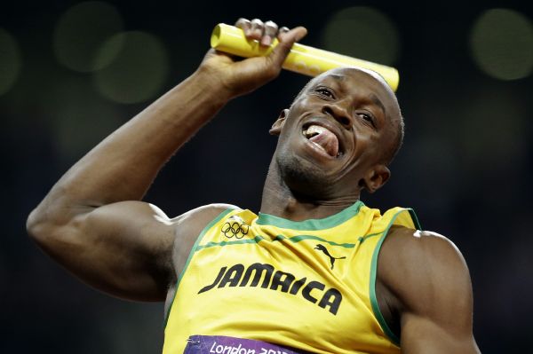 Atlet Usain Bolt při olympijské štafetě. Atlet Usain Bolt při olympijské štafetě.