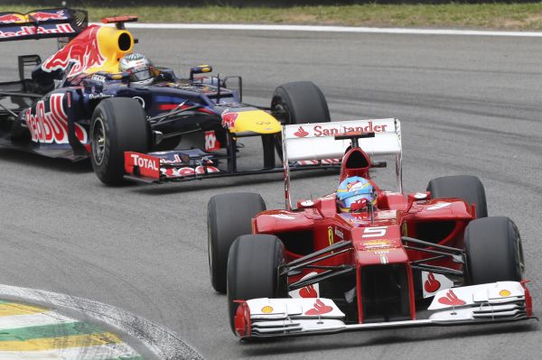 Alonso a Vettel na okruhu v Brazílii při sobotní kvalifikaci.