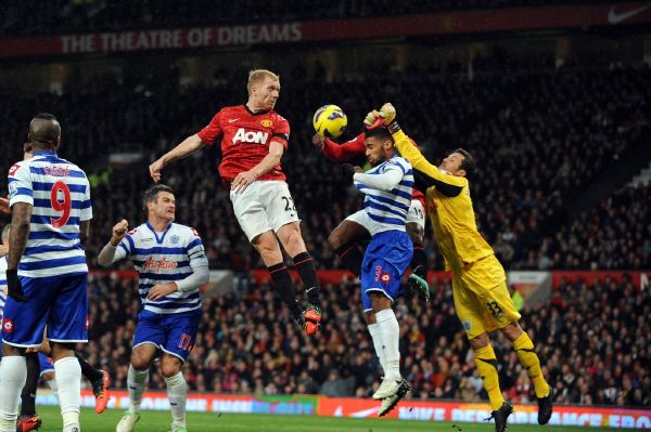 Paul Scholes bojuje s obranou QPR.