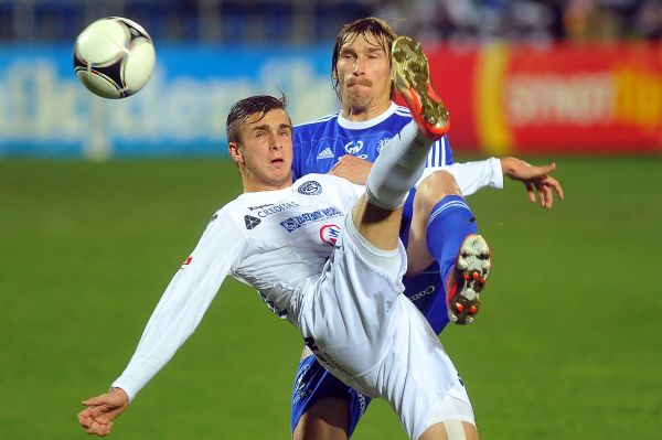 Útočník Slovácka Marián Kovář (vlevo) a olomoucký obránce Aleš Škerle. Útočník Slovácka Marián Kovář (vlevo) a olomoucký obránce Aleš Škerle.