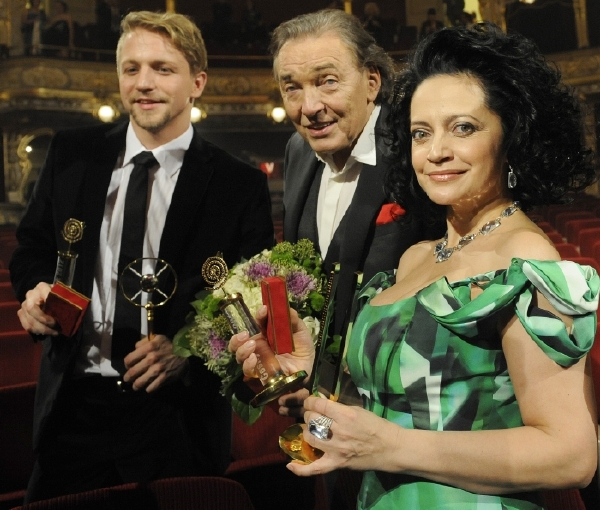 Zpěvák roku 2012 Tomáš Klus, druhý Karel Gott a zpěvačka roku Lucie Bílá.