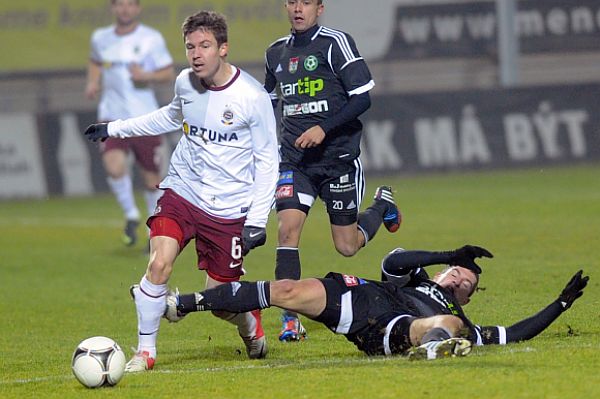 Sparťan Tomáš Přikryl (vlevo) se probíjí příbramskou defenzivou.
