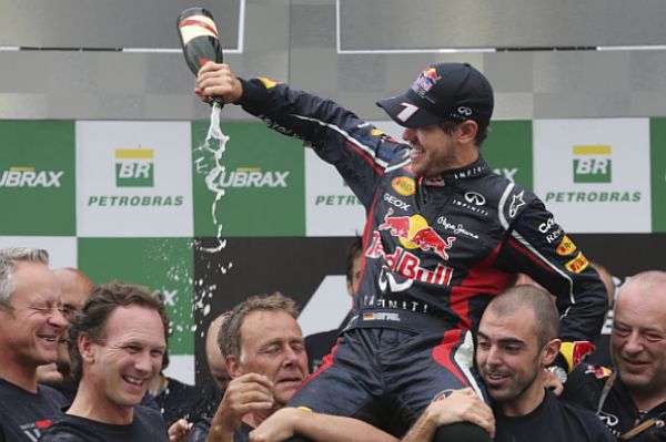 Trojnásobný mistr světa formule 1 Sebastian Vettel při oslavách nešetřil šampaňským.