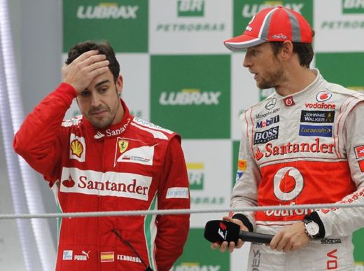 Při slavnostním vyhlašování neměl Fernando Alonso z druhého místa radost.