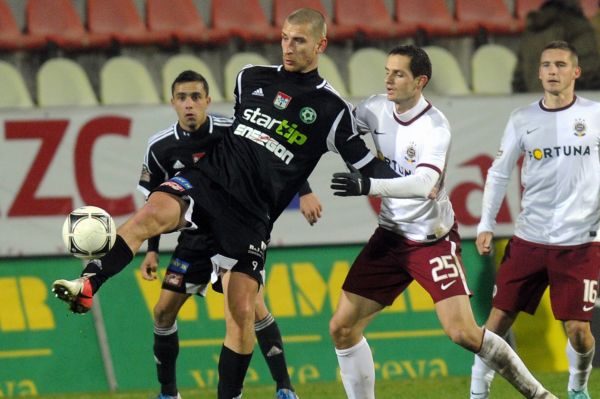 Zoran Danoski (vlevo) sleduje počínání svého příbramského spoluhráče Davida Střihavky.