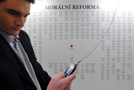 Deska se zveřejněnými čísly politiků v galerii DOX.