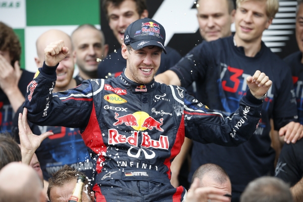 Sebastian Vettel při oslavách triumfu s týmovými kolegy.