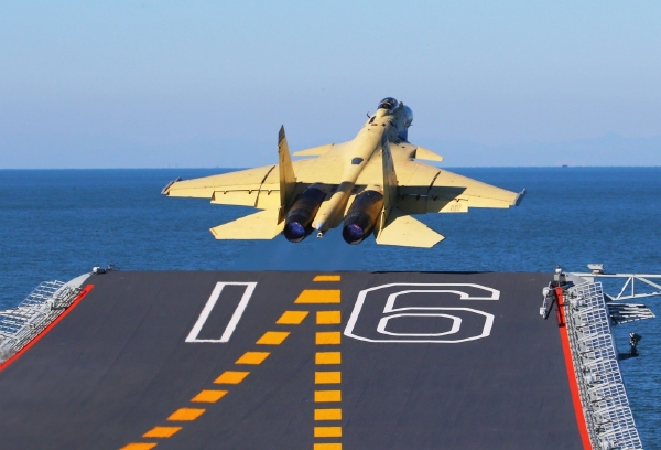 Stíhačka J-15 je údajně schopna nést přesně naváděné bomby a rakety, které dokážou zasáhnout cíle na moři, na pevnině i ve vzduchu.