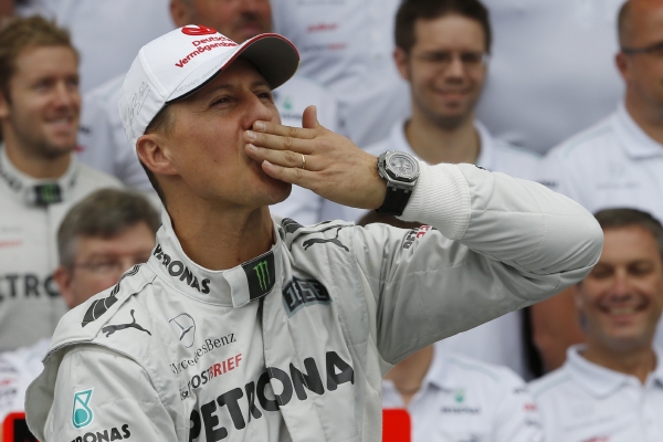 Sbohem! Legendární Michael Schumacher se s kokpitem F1 loučí.
