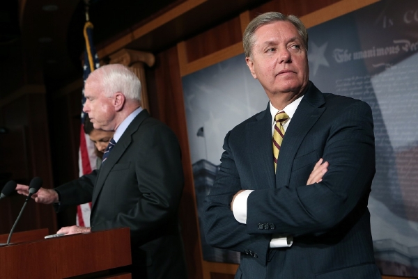 Senátor Lindsey Graham (vpravo) také souhlasí s vyššími daněmi. Senátor Lindsey Graham (vpravo) také souhlasí s vyššími daněmi.