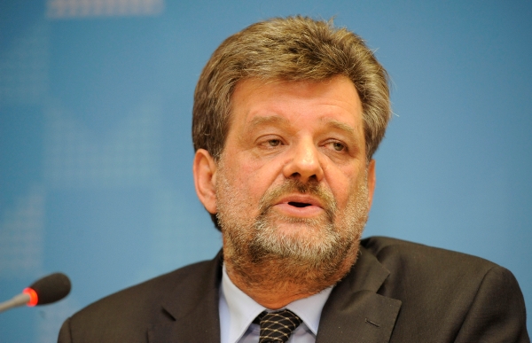 Ministr vnitra Jan Kubice.