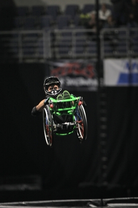 Aaron Fotheringham předvedl na vozíčku frontální salto (frontflip).