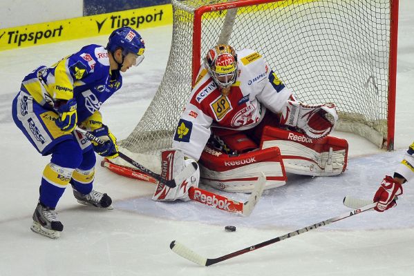 Pavel Kubiš ze Zlína (vlevo) a brankář Slavie Dominik Furch.