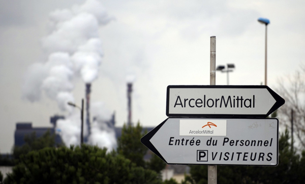 ArcelorMittal stojící poblíž Marseille v jižní Francii. ArcelorMittal stojící poblíž Marseille v jižní Francii.