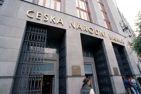 Česká národní banka rozdávala pokuty.