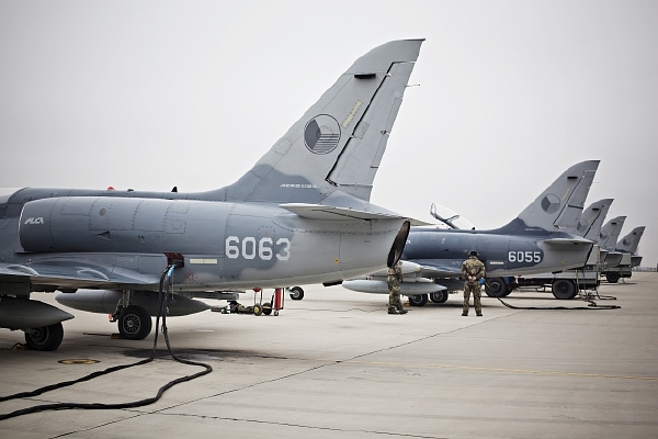 Armáda před lety koupila 72 podzvukových bitevníků L-159. Piloti ovšem létají jen na části z nich. Obrana proto platí Aeru za uskladnění nepoužívaných kusů (ilustrační foto). 