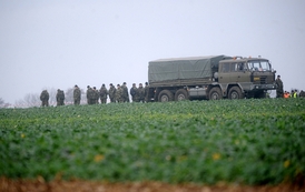 Minulý týden jeden z armádních letounů L-159 havaroval při cvičném letu nedaleko Kolína. Příčiny nehody vyšetřují letečtí experti.