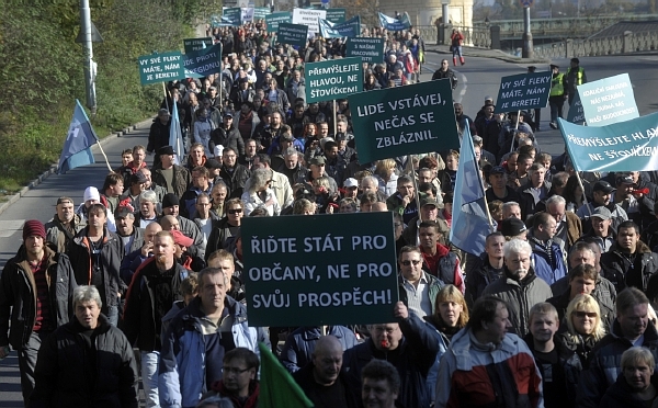 Odboráři z těžařské firmy Czech Coal pochodují z Letenské pláně k Úřadu vlády v Praze, kde 31. října demonstrovali proti novele horního zákona.