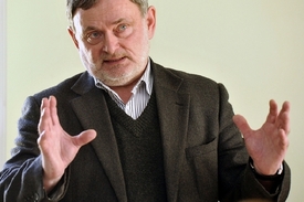 Výzkum kanceláře ombudsmana ukázal, že ve speciálních školách je mezi žáky 32 až 35 procent Romů. Odhadovaný počet Romů v populaci ČR je přitom 1,4 až 2,8 procenta. Ombudsman Pavel Varvařovský.