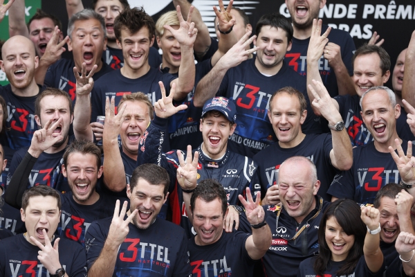 Sebastian Vettel s týmem Red Bull. Sebastian Vettel s týmem Red Bull.