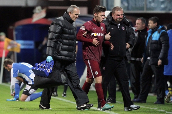 Václav Kadlec v doprovodu lékařů opouští hřiště.