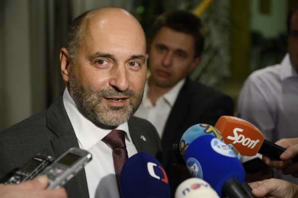 Předseda představenstva a majitel fotbalového klubu FC Viktoria Plzeň Tomáš Paclík (na snímku) hovoří s novináři po mimořádném zasedání disciplinární komise FAČR, která 27. listopadu v Praze projednávala korupční kauzu.