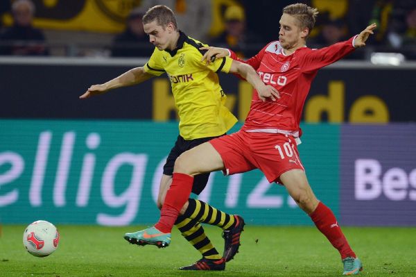 Sven Bender(vlevo) uniká pře dotírajícím Kenem Ilsem.