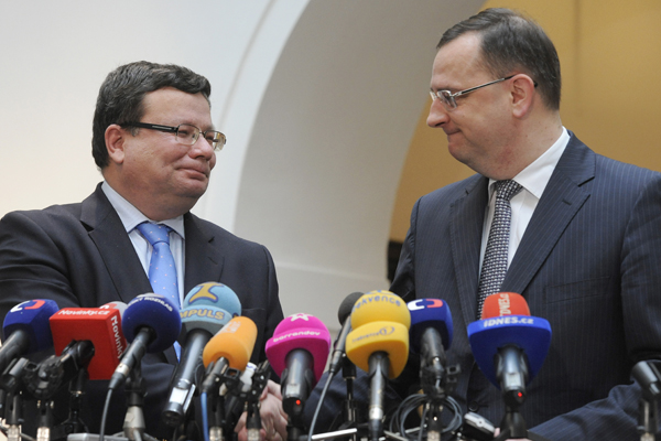 Alexandr Vondra (vlevo) oznámil svou rezignaci na tiskové konferenci. Vpravo premiér Petr Nečas.