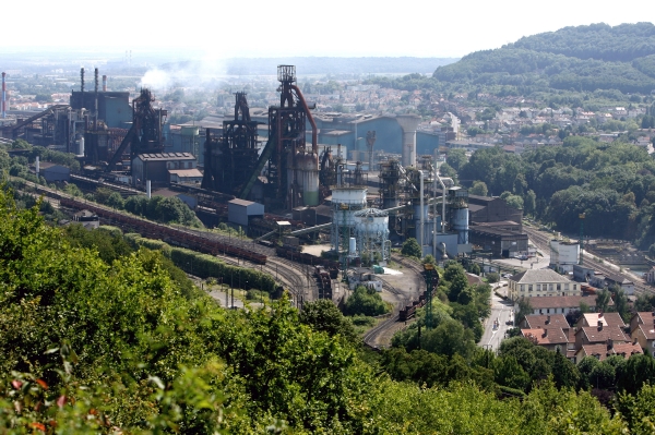 Mittal chce zavřít část provozu ocelárny ve Florange, vládě se to nelíbí.