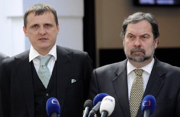 Vít Bárta (vlevo) a Radek John (vpravo), čelní představitelé Věcí veřejných.