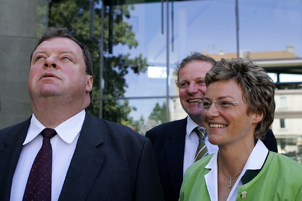 Bavorská europoslankyně Monika Hohlmeierová (vpravo) na snímku se svým bratrem Maxem Straussem (vlevo). Bavorská europoslankyně Monika Hohlmeierová (vpravo) na snímku se svým bratrem Maxem Straussem (vlevo).