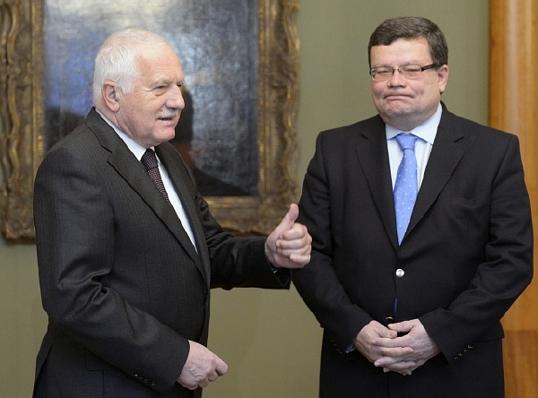 Václav Klaus (vlevo) přijal ve čtvrtek rezignujícího ministra obrany Alexandra Vondru. Václav Klaus (vlevo) přijal ve čtvrtek rezignujícího ministra obrany Alexandra Vondru.