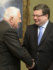 Já pana ministra považoval za jednoho z výraznějších ministrů obrany, které jsme měli, řekl Klaus k rezignaci Alexandra Vondry (vpravo).