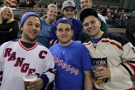 New York Rangers o fanoušky nouzi nemají, jiné kluby musí o své příznivce bojovat.