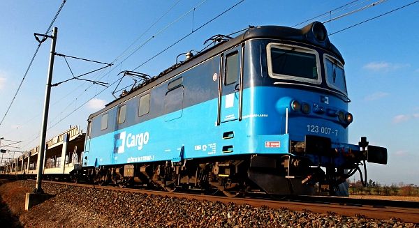 ČD Cargo zaměstnává zhruba 9500 lidí. Do konce roku se prý společnost chystá zbavit 450 zaměstnanců a v příštím roce by firmu mohlo opustit dalších dva tisíce pracovníků (ilustrační foto). ČD Cargo zaměstnává zhruba 9500 lidí. Do konce roku se prý společnost chystá zbavit 450 zaměstnanců a v příštím roce by firmu mohlo opustit dalších dva tisíce pracovníků (ilustrační foto).