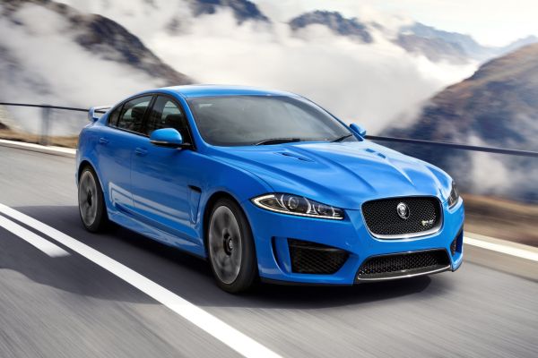 Další jaguar, jemuž rychlost 300 km/h nedělá potíže.