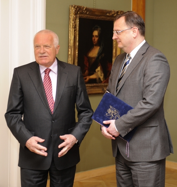 Premiér Petr Nečas na schůzce s prezidentem Václavem Klausem. Premiér Petr Nečas na schůzce s prezidentem Václavem Klausem.