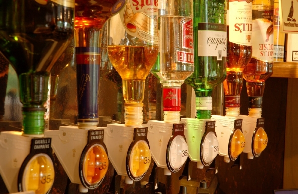 Pouze 18 procent lidí považuje konzumaci rozlévaného tvrdého alkoholu v restauraci či baru za bezrizikovou (ilustrační foto). Pouze 18 procent lidí považuje konzumaci rozlévaného tvrdého alkoholu v restauraci či baru za bezrizikovou (ilustrační foto).