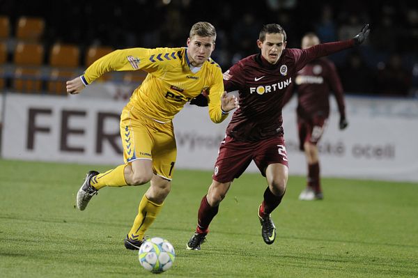 Petr Tlustý z Jihlavy (vlevo) v souboji s Mario Holkem ze Sparty.