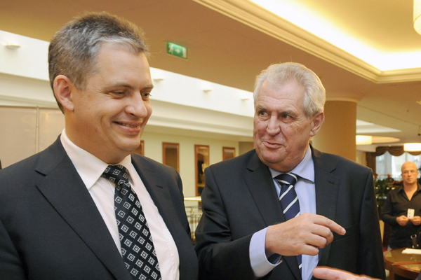 Jiří Dienstbier (vlevo) a Miloš Zeman.