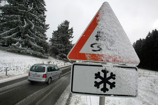 Meteorologové varují před náledím na silnicích (ilustrační foto).