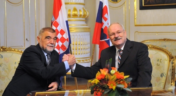 "Ukaž mi tu vaši srbskou riviéru!" Gašparovič (vpravo) se svým chorvatským protějškem.