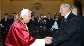 Gašparovič (vpravo) se svatým otcem "Dominikem".