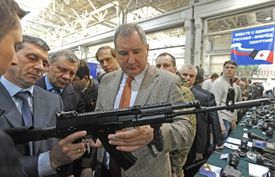Místopředseda ruské vlády Dmitrij Rogozin s AK-12.